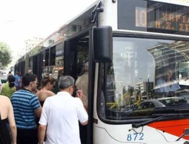 Ντοκουμέντο: Σεκιουριτάς συμπεριφέρεται βίαια σε άστεγο! - Δείτε το βίντεο